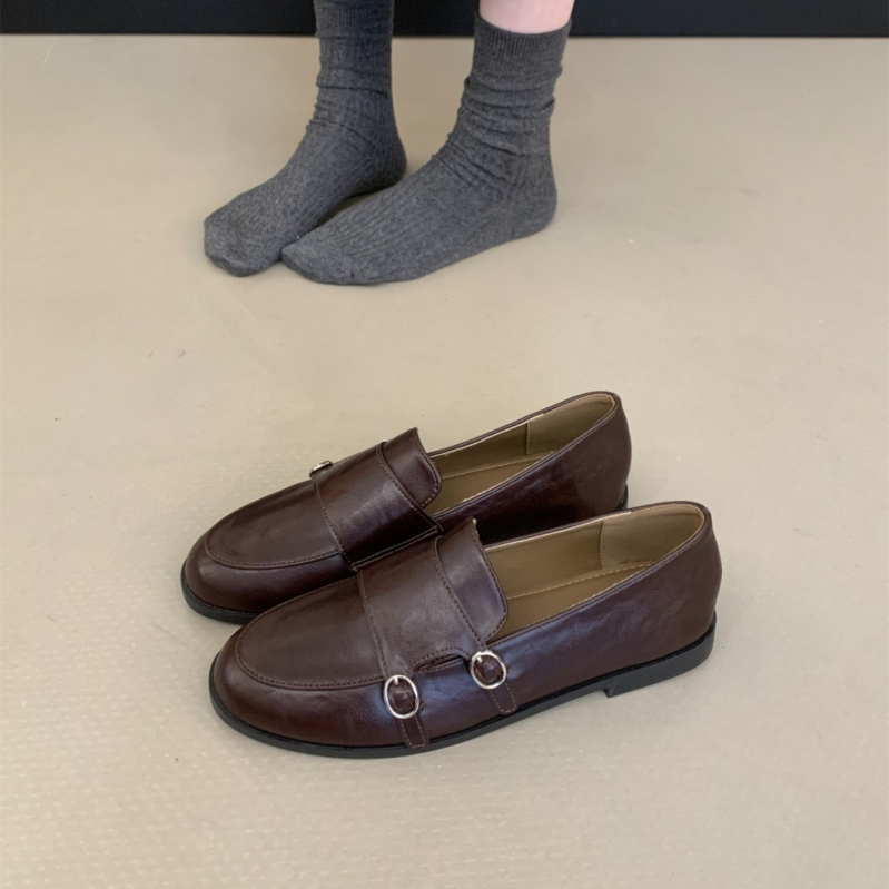 Lapos talpú loafers kerek orral, sekély nyílás, alacsony sarok 1–3 cm, gumírozott talp, felső része szuper rost