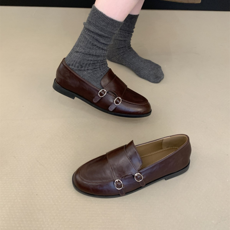 Lapos talpú loafers kerek orral, sekély nyílás, alacsony sarok 1–3 cm, gumírozott talp, felső része szuper rost