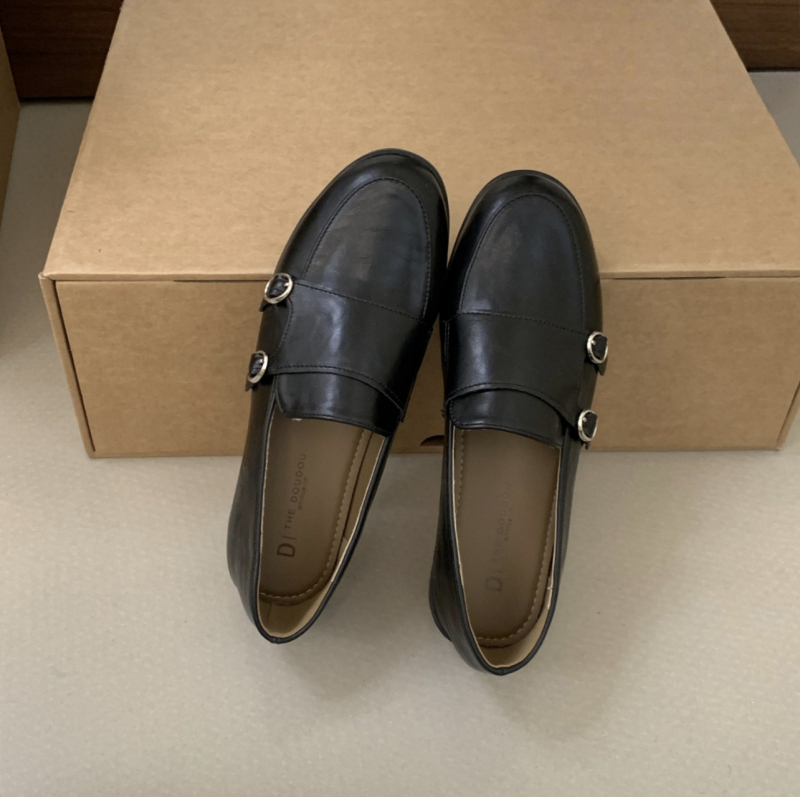 Lapos talpú loafers kerek orral, sekély nyílás, alacsony sarok 1–3 cm, gumírozott talp, felső része szuper rost