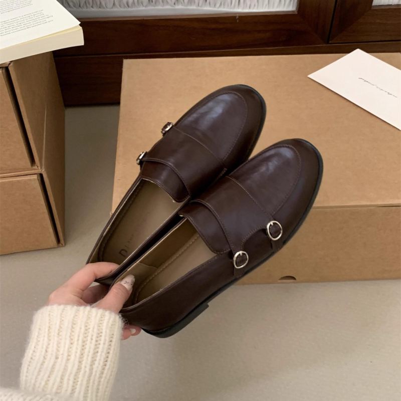 Lapos talpú loafers kerek orral, sekély nyílás, alacsony sarok 1–3 cm, gumírozott talp, felső része szuper rost