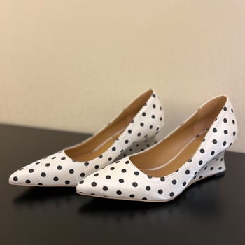 Szatén női cipő klínos talppal, hegyes orr, pöttyös minta, sarokmagasság 6–8 cm