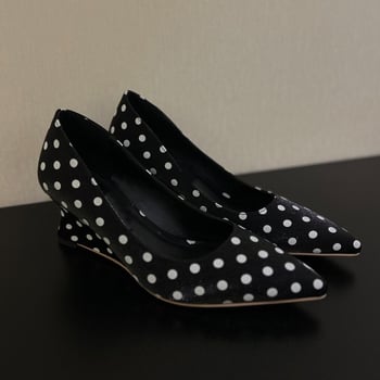 Szatén női cipő klínos talppal, hegyes orr, pöttyös minta, sarokmagasság 6–8 cm
