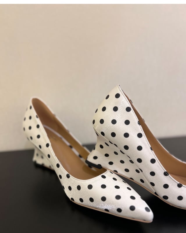 Szatén női cipő klínos talppal, hegyes orr, pöttyös minta, sarokmagasság 6–8 cm
