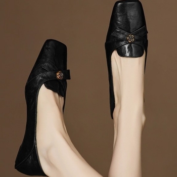 Női slip-on cipő marhabőrből, négyszögletes orr, alacsony sarkú 1-3 cm, gumírozott talp
