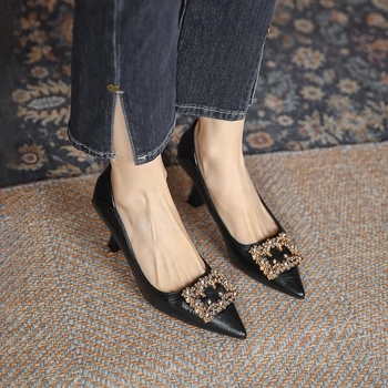 Pantofi cu toc înalt pentru femei, vârf ascuțit, toc subțire, înălțime toc 6–8 cm, material superior: super fiber, căptușeală PU