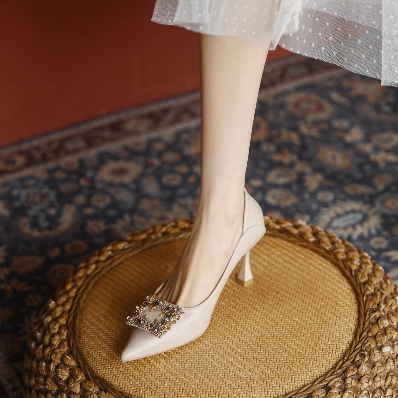 Pantofi cu toc înalt pentru femei, vârf ascuțit, toc subțire, înălțime toc 6–8 cm, material superior: super fiber, căptușeală PU