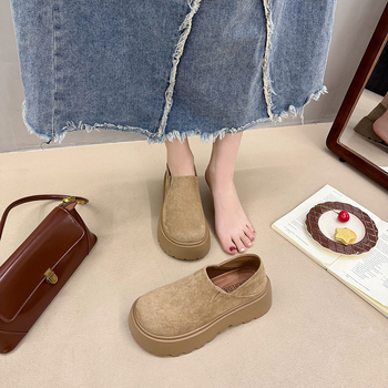 Kojų aukštinimo loaferiai su stora guma padas, velvet viršus, apvali nosis, vidutinio aukščio kulnas 3–5 cm