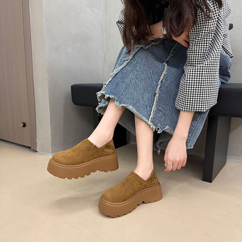 Kojų aukštinimo loaferiai su stora guma padas, velvet viršus, apvali nosis, vidutinio aukščio kulnas 3–5 cm