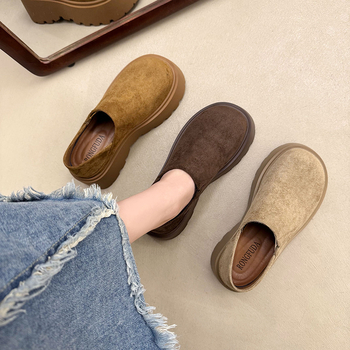 Kojų aukštinimo loaferiai su stora guma padas, velvet viršus, apvali nosis, vidutinio aukščio kulnas 3–5 cm