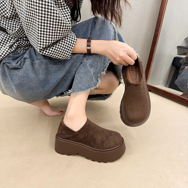 Kõrgendavat mõju loferid paksu kummist tallaga, veluurpealne, ümmargune varba, keskmise kõrgusega kreen 3–5 cm