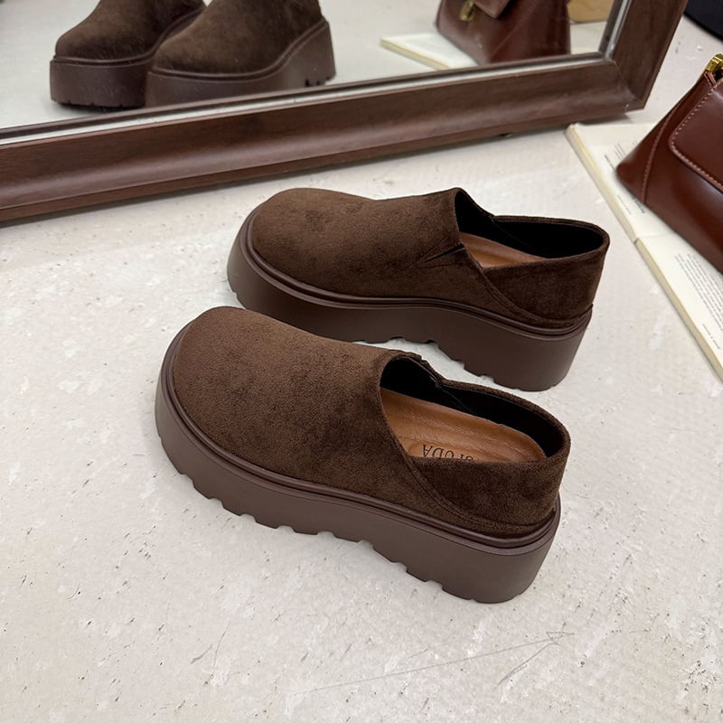 Kojų aukštinimo loaferiai su stora guma padas, velvet viršus, apvali nosis, vidutinio aukščio kulnas 3–5 cm