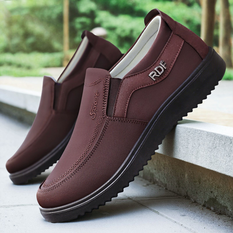 Férfi slip-on kényelmes szabadidőcipő – vászon felsőrész, kerek orr, 1–3 cm-es alacsony sarok, injektált talp