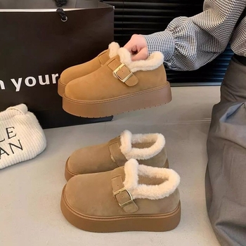 Ženske Birkenstock-stil klogs s debelim potplatom, podstavljene fleeceom, gornji dio od nubuka, gumena potplata, visina peta 3–5 cm, niska linija, zima 2025