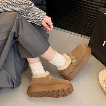 Ženske Birkenstock-stil klogs s debelim potplatom, podstavljene fleeceom, gornji dio od nubuka, gumena potplata, visina peta 3–5 cm, niska linija, zima 2025