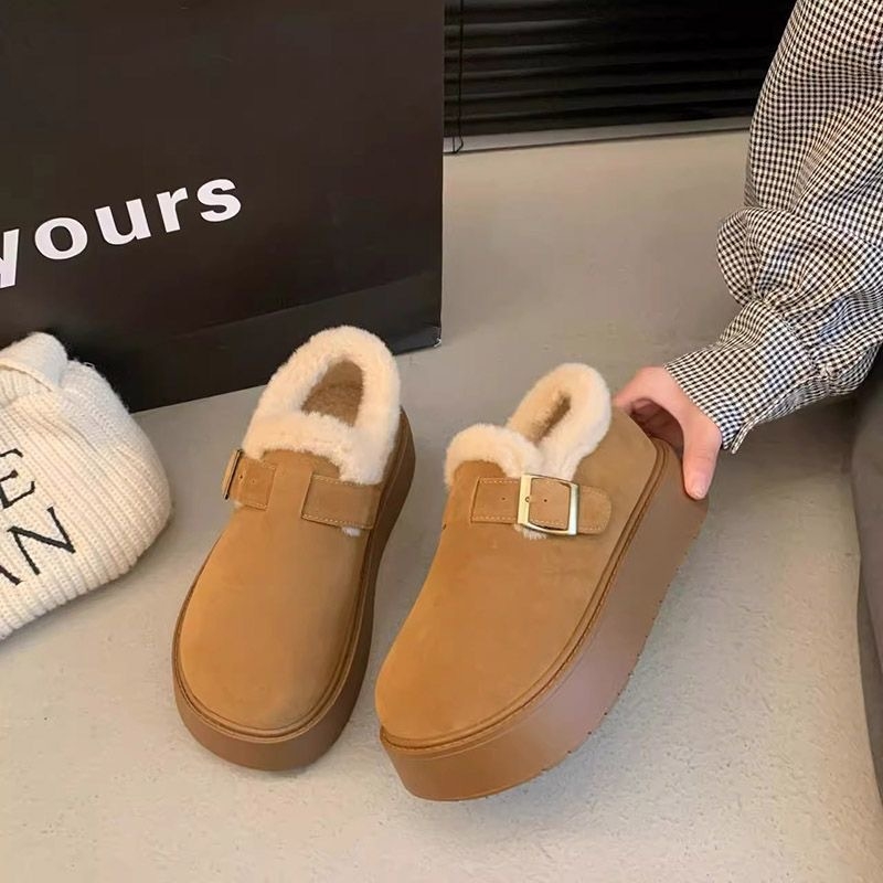 Ženske Birkenstock-stil klogs s debelim potplatom, podstavljene fleeceom, gornji dio od nubuka, gumena potplata, visina peta 3–5 cm, niska linija, zima 2025