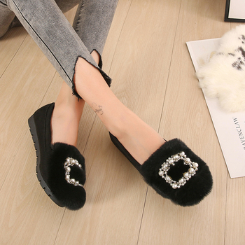 Lapos cipő nyúl-szőr felsőrésszel, kerek orr, alacsony sarok 1–3 cm, talpanyag: marhaín, belső rész: szintetikus rövid plüss