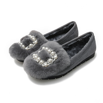 Lapos cipő nyúl-szőr felsőrésszel, kerek orr, alacsony sarok 1–3 cm, talpanyag: marhaín, belső rész: szintetikus rövid plüss