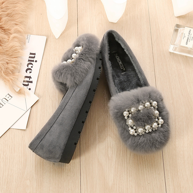 Lapos cipő nyúl-szőr felsőrésszel, kerek orr, alacsony sarok 1–3 cm, talpanyag: marhaín, belső rész: szintetikus rövid plüss