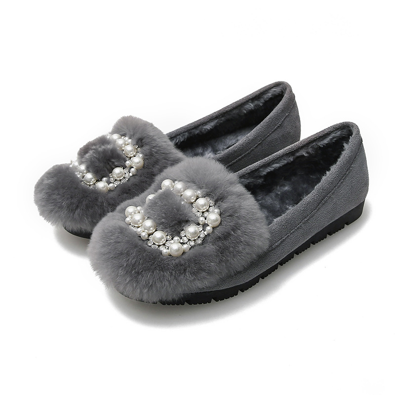 Lapos cipő nyúl-szőr felsőrésszel, kerek orr, alacsony sarok 1–3 cm, talpanyag: marhaín, belső rész: szintetikus rövid plüss