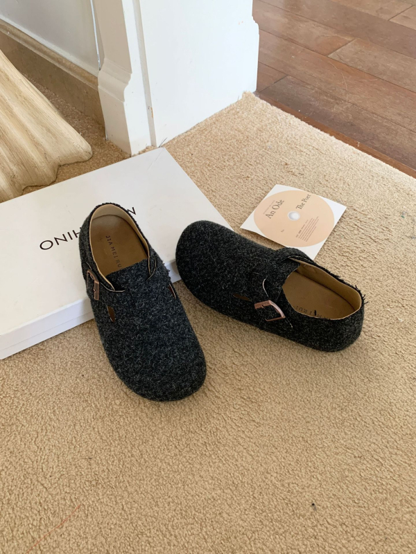 Ženske slip-on loafers u Birkenstock stilu, okrugla špic, gornji dio od vunenog materijala, gumena potplata, niski pet 1–3 cm