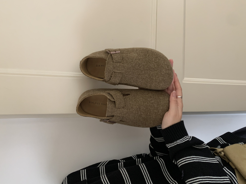 Ženske slip-on loafers u Birkenstock stilu, okrugla špic, gornji dio od vunenog materijala, gumena potplata, niski pet 1–3 cm
