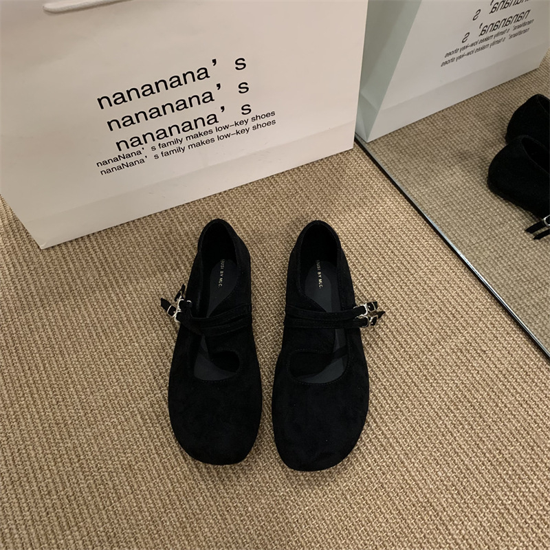 Mary Jane lapos talpú cipő nubuk felsőrésszel, csatos pánttal, kerek orral, gumitalp