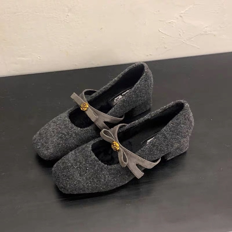 Moteriški Mary Jane bateliai su storiu kulnu ir kvadratine nosimi – zomšos viršus, dirbtiniais trumpais pūkais, žemas apdailos, guminė padas, žieminė šiluma