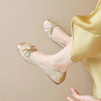 Lap balerina satin felsőrésszel, négyszögletes orr, slip-on kialakítás, gumitalp, alacsony sarka 1–3 cm