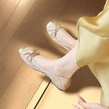 Lap balerina satin felsőrésszel, négyszögletes orr, slip-on kialakítás, gumitalp, alacsony sarka 1–3 cm