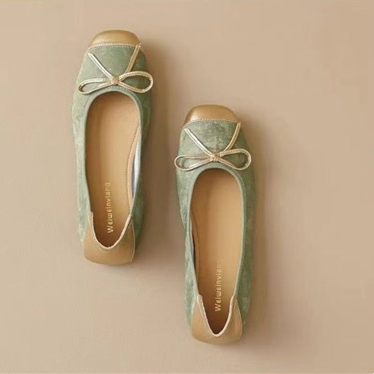 Lap balerina satin felsőrésszel, négyszögletes orr, slip-on kialakítás, gumitalp, alacsony sarka 1–3 cm