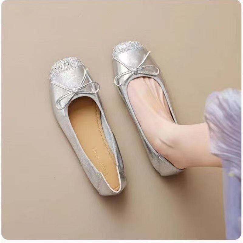 Lap balerina satin felsőrésszel, négyszögletes orr, slip-on kialakítás, gumitalp, alacsony sarka 1–3 cm