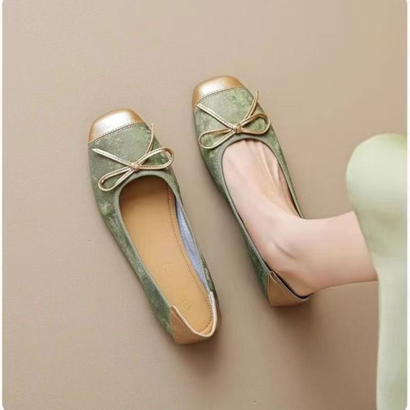 Lap balerina satin felsőrésszel, négyszögletes orr, slip-on kialakítás, gumitalp, alacsony sarka 1–3 cm