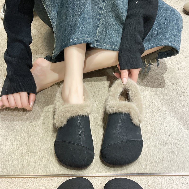 Moteriški šilti pliušiniai slip-on bateliai su apvaliu piršto galiu, viršus – dirbtinė oda, padas – kombinuotas, žemas kulnas, žiema 2024