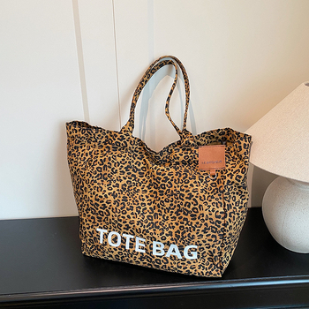 Tote krepšys - miesto paprastumas, kompozicinė medžiaga, horizontali kvadrato forma, magnetinis uzsegimas, poliesterio pamušalas