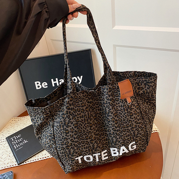 Tote krepšys - miesto paprastumas, kompozicinė medžiaga, horizontali kvadrato forma, magnetinis uzsegimas, poliesterio pamušalas