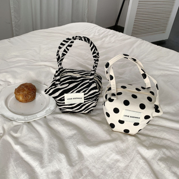 Vászonból készült kézitáska, tote stílusú, pöttyös kontraszttal, cipzárral, vízszintes négyzet alakú