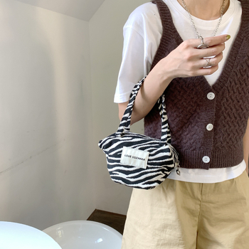 Vászonból készült kézitáska, tote stílusú, pöttyös kontraszttal, cipzárral, vízszintes négyzet alakú