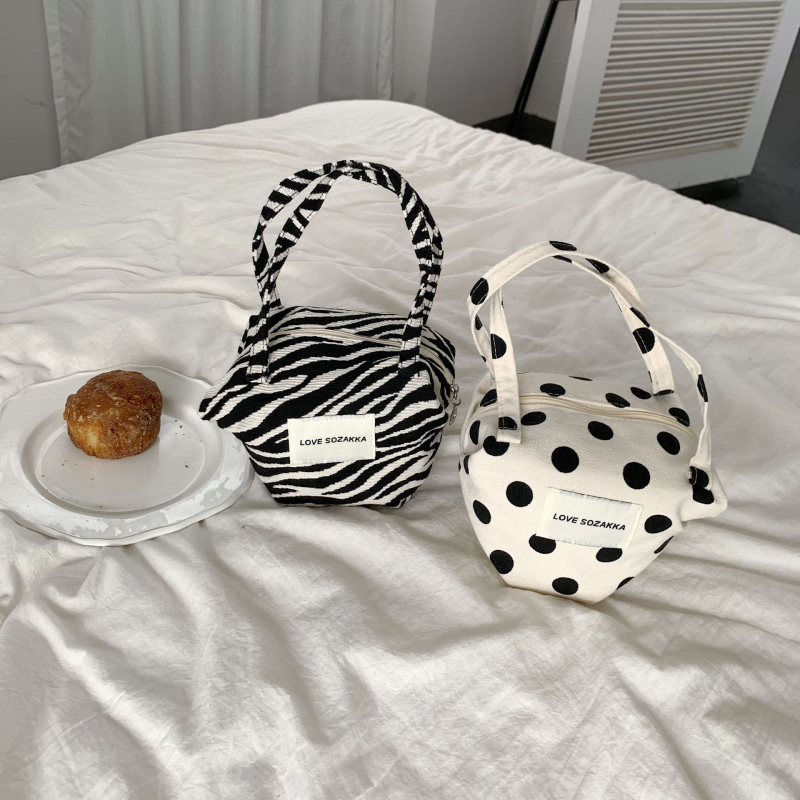 Vászonból készült kézitáska, tote stílusú, pöttyös kontraszttal, cipzárral, vízszintes négyzet alakú