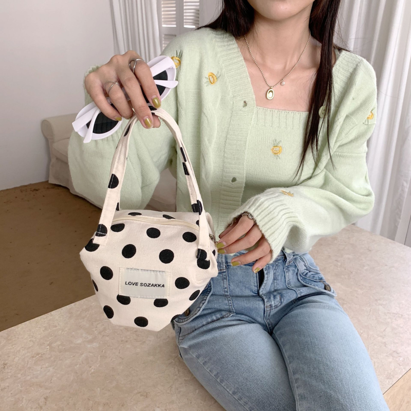 Vászonból készült kézitáska, tote stílusú, pöttyös kontraszttal, cipzárral, vízszintes négyzet alakú