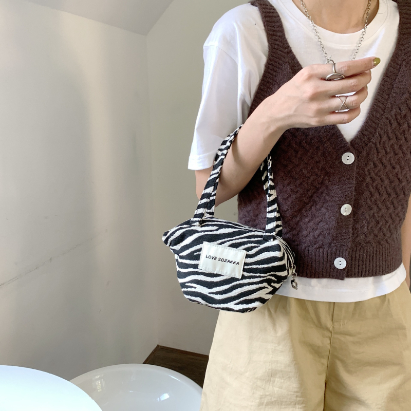 Vászonból készült kézitáska, tote stílusú, pöttyös kontraszttal, cipzárral, vízszintes négyzet alakú