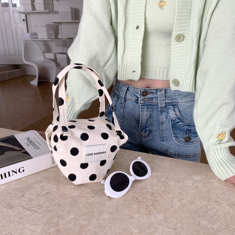 Vászonból készült kézitáska, tote stílusú, pöttyös kontraszttal, cipzárral, vízszintes négyzet alakú