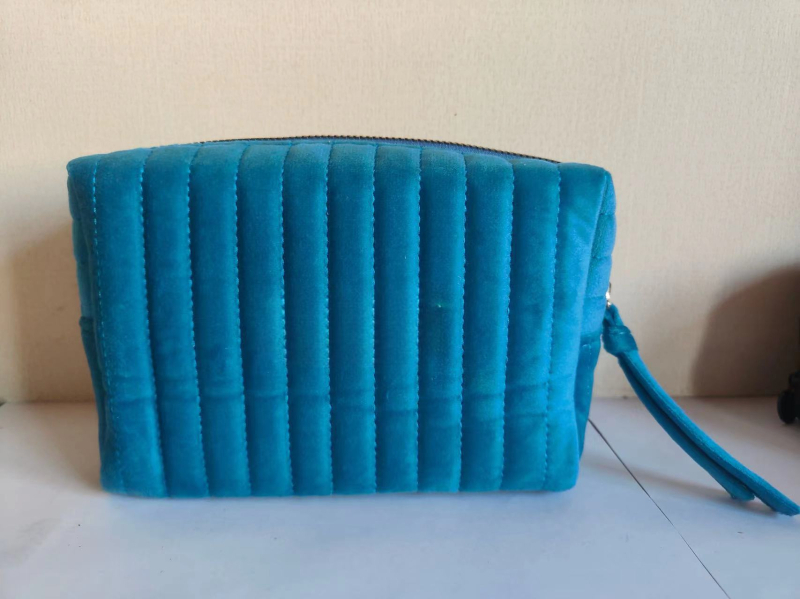 Kosmetinė dėžutė iš veliūro, dryžių raštas, poliesterio pamušalas, miesto minimalistinis stilius, unisex