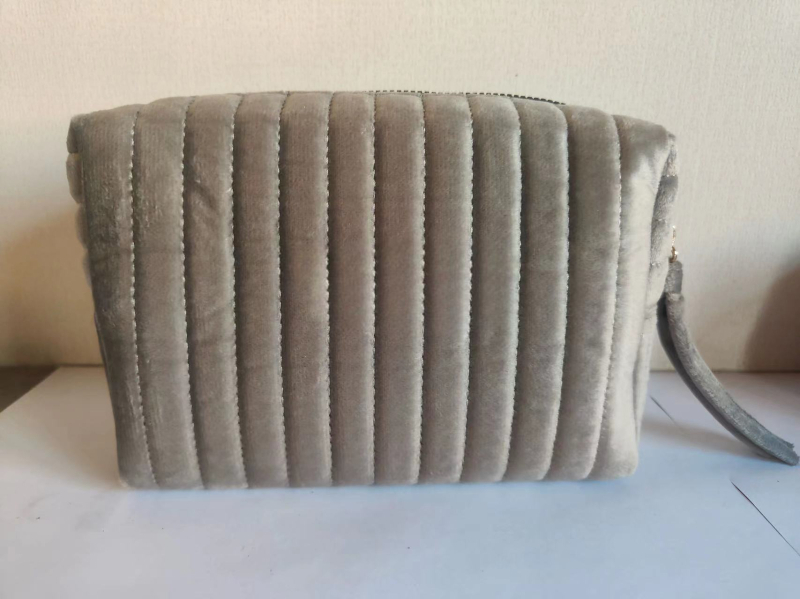 Kosmetinė dėžutė iš veliūro, dryžių raštas, poliesterio pamušalas, miesto minimalistinis stilius, unisex