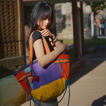 Nailoninė tote rankinė, didelė talpa, horizontalios kvadrato formos, atveriamas viršus, vienas peties dirželis, pamušalas iš nailono