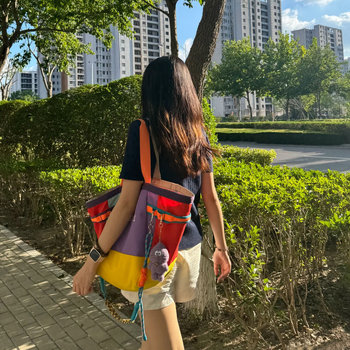 Nailoninė tote rankinė, didelė talpa, horizontalios kvadrato formos, atveriamas viršus, vienas peties dirželis, pamušalas iš nailono