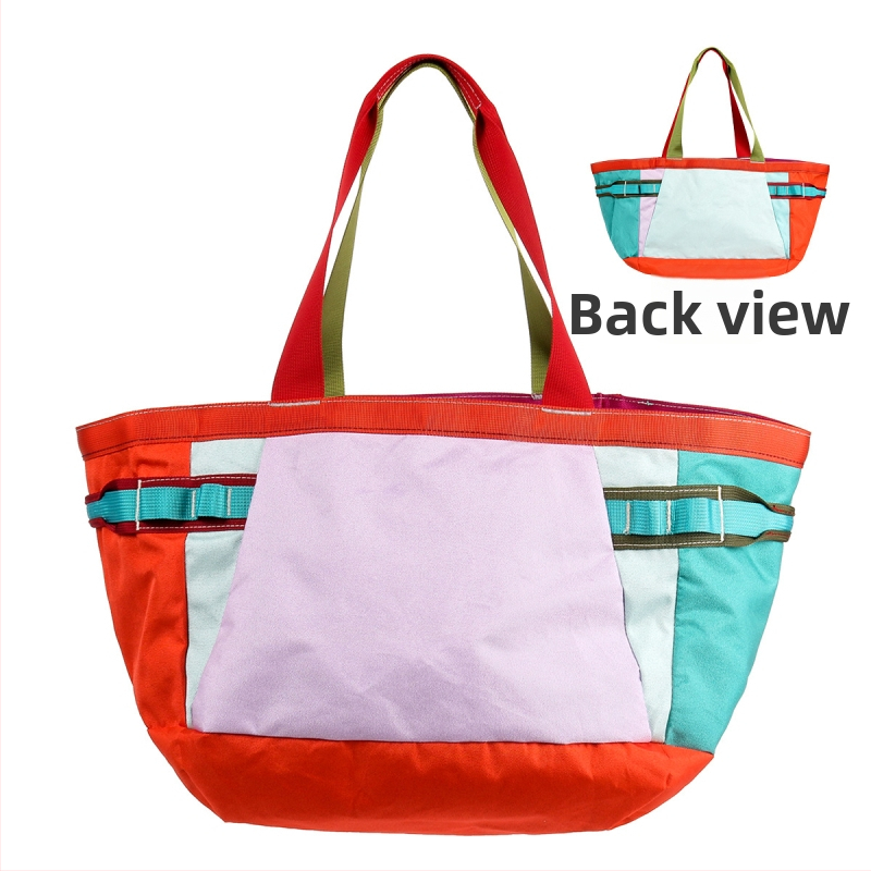 Nailoninė tote rankinė, didelė talpa, horizontalios kvadrato formos, atveriamas viršus, vienas peties dirželis, pamušalas iš nailono