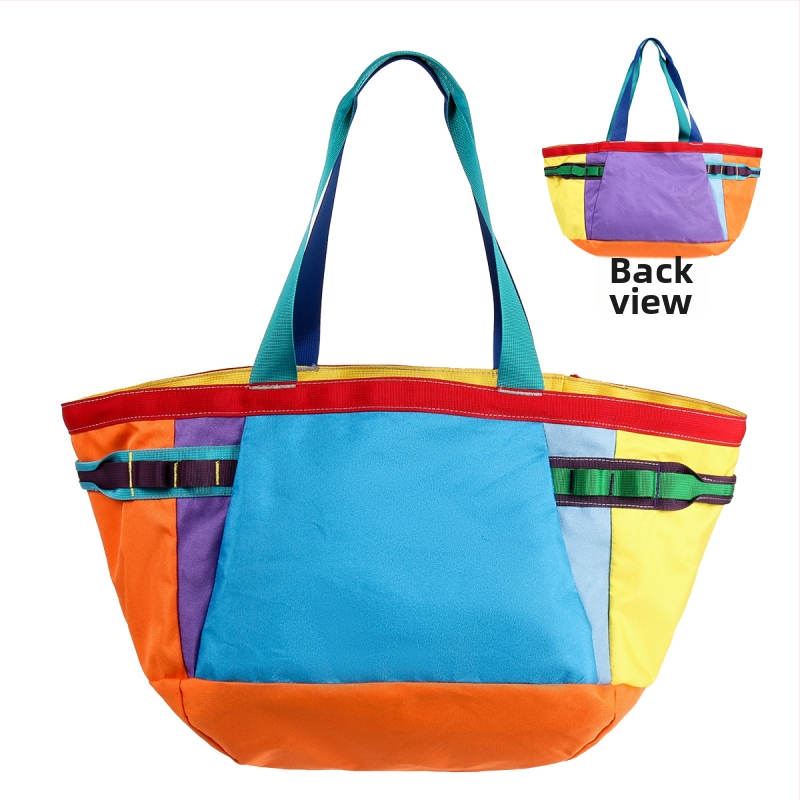 Nailoninė tote rankinė, didelė talpa, horizontalios kvadrato formos, atveriamas viršus, vienas peties dirželis, pamušalas iš nailono