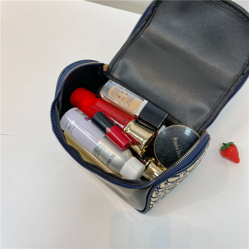 Moteriška kosmetinė rankinė su kontrastiniu raštu, poliesterio pamušalas, užtrauktukas, išleidimas žiemą 2025.
