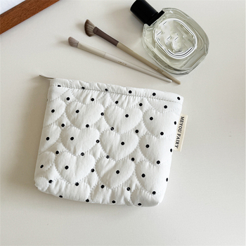 Lūpų kosmetinė su kvilėtu taškelių raštu, rankinė mini clutch, poliesteris