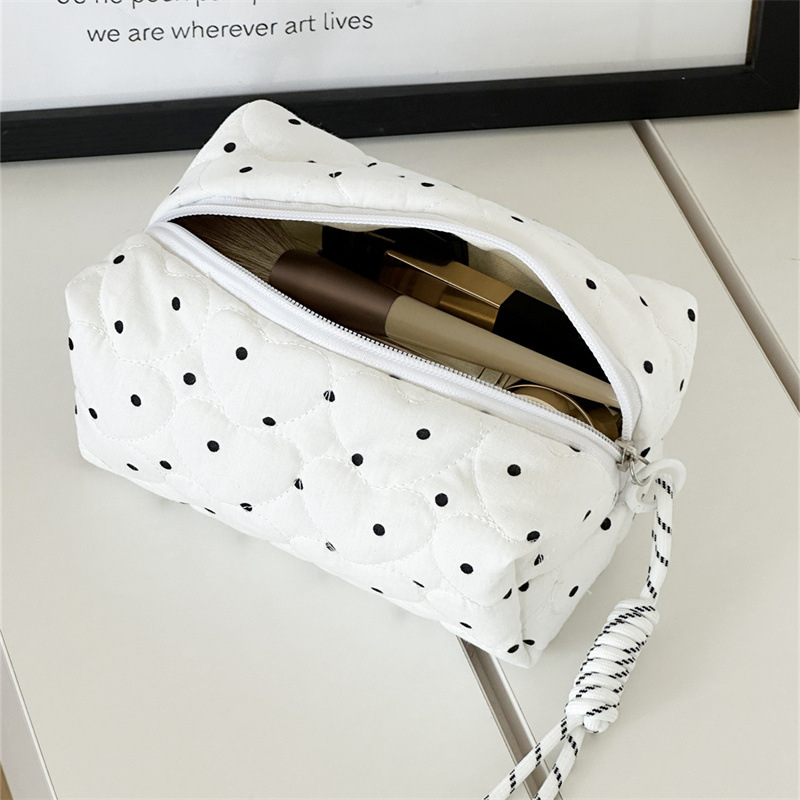 Lūpų kosmetinė su kvilėtu taškelių raštu, rankinė mini clutch, poliesteris